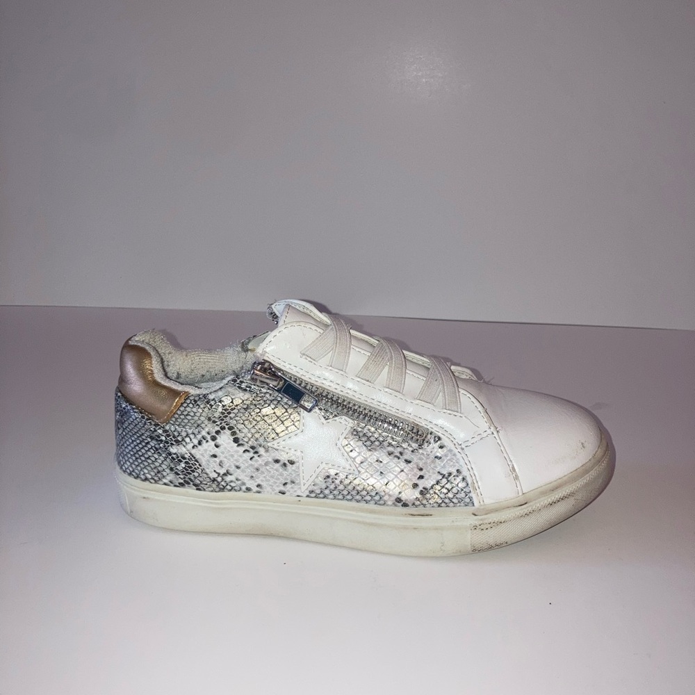 Report Tennis Shoe